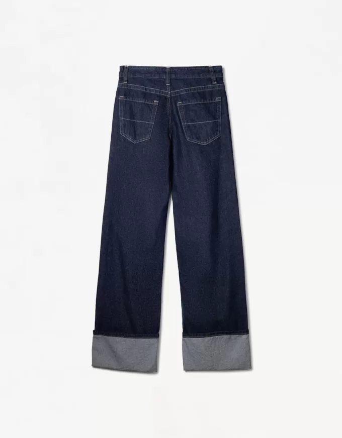 Wide-leg ’90s jeans with turn-up hems