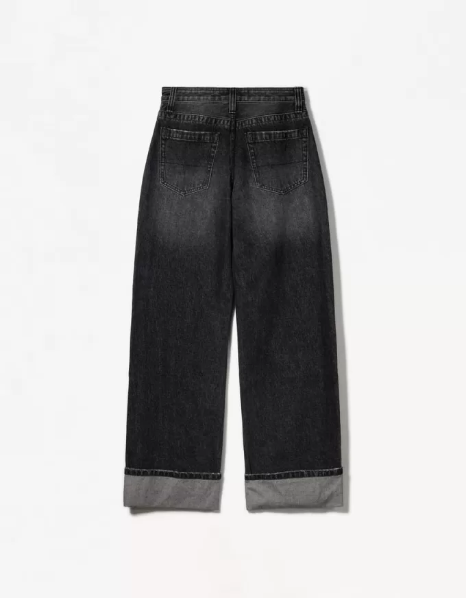 Wide-leg ’90s jeans with turn-up hems