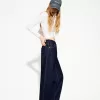Wide-leg ’90s jeans with turn-up hems