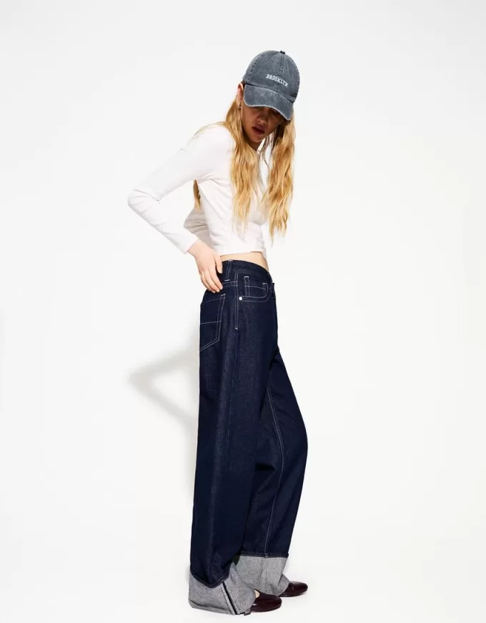 Wide-leg ’90s jeans with turn-up hems