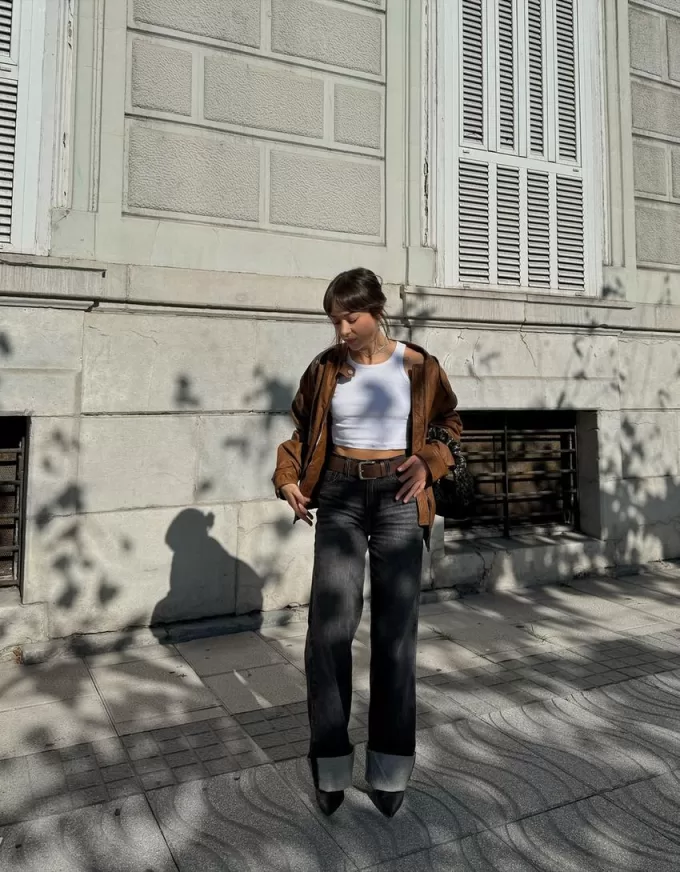 Wide-leg ’90s jeans with turn-up hems