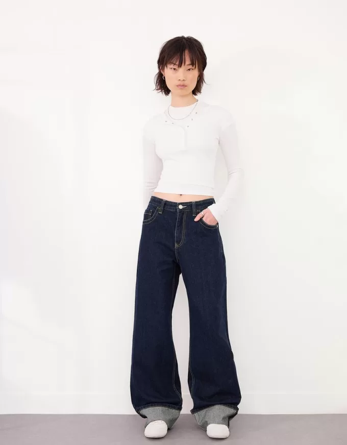 Wide-leg ’90s jeans with turn-up hems