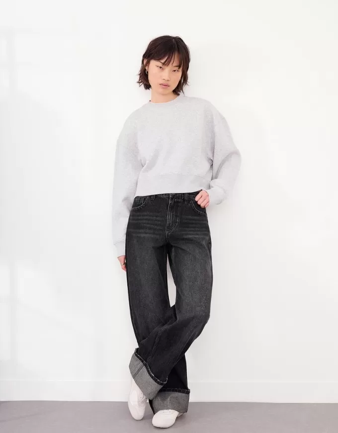 Wide-leg ’90s jeans with turn-up hems Wide-leg ’90s jeans with turn-up hems