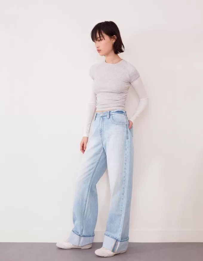 Wide-leg ’90s jeans with turn-up hems Wide-leg ’90s jeans with turn-up hems