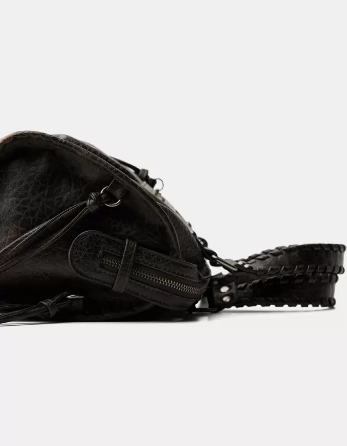 Worn-effect bowling bag with straps Worn-effect bowling bag with straps